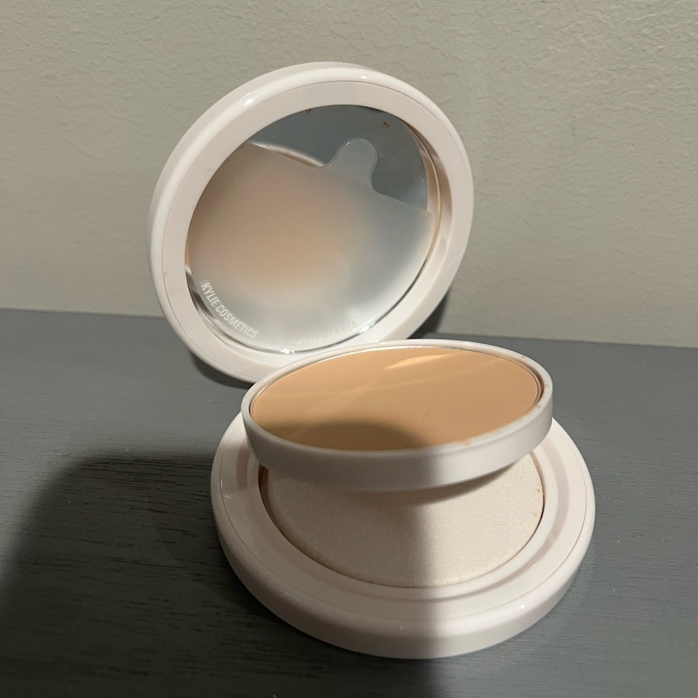 KYLIE COSMETICS NATURAL BLUR POWDER FOUNDATION 4C NEW